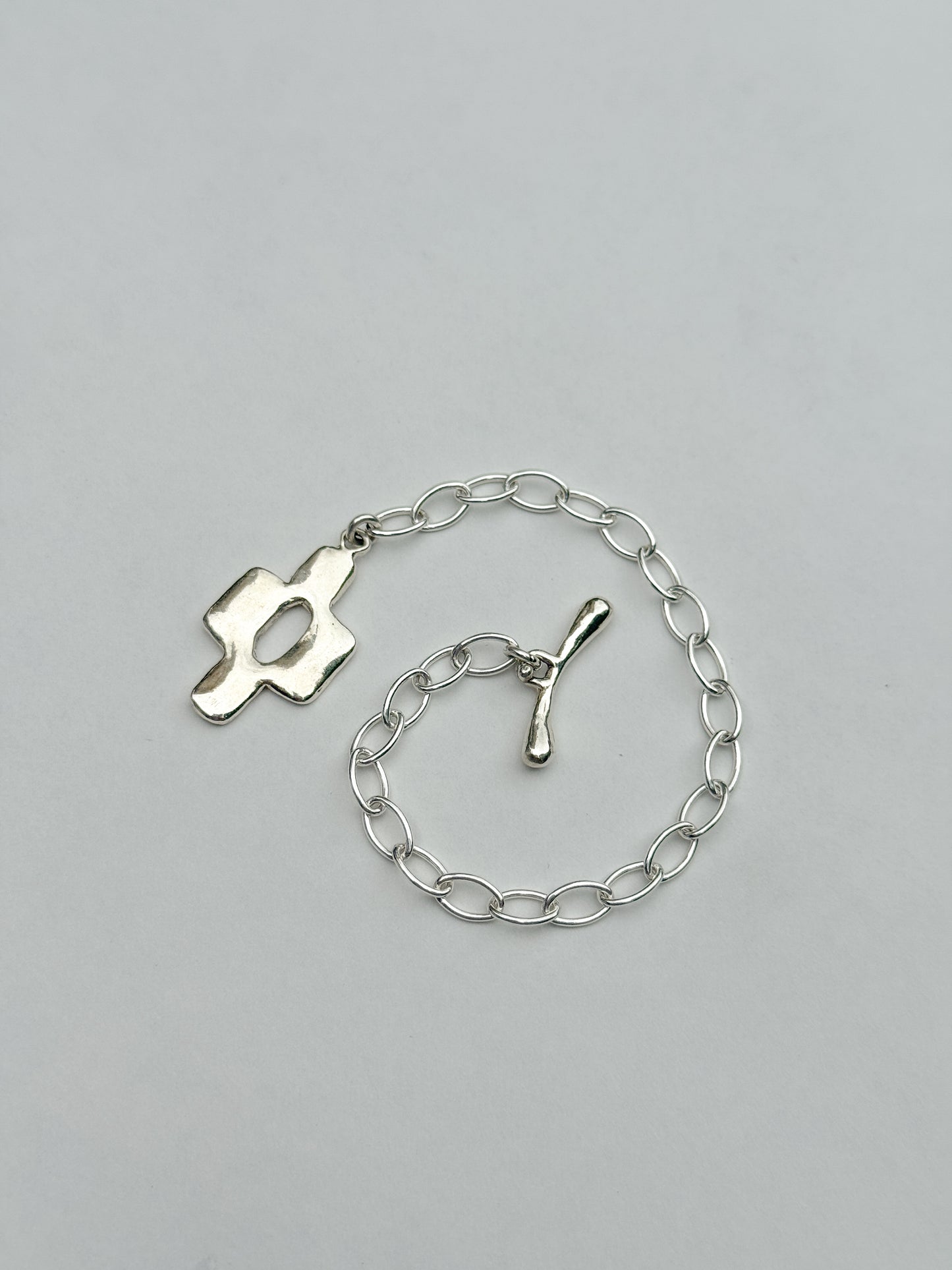Quatrefoil latch bracelet