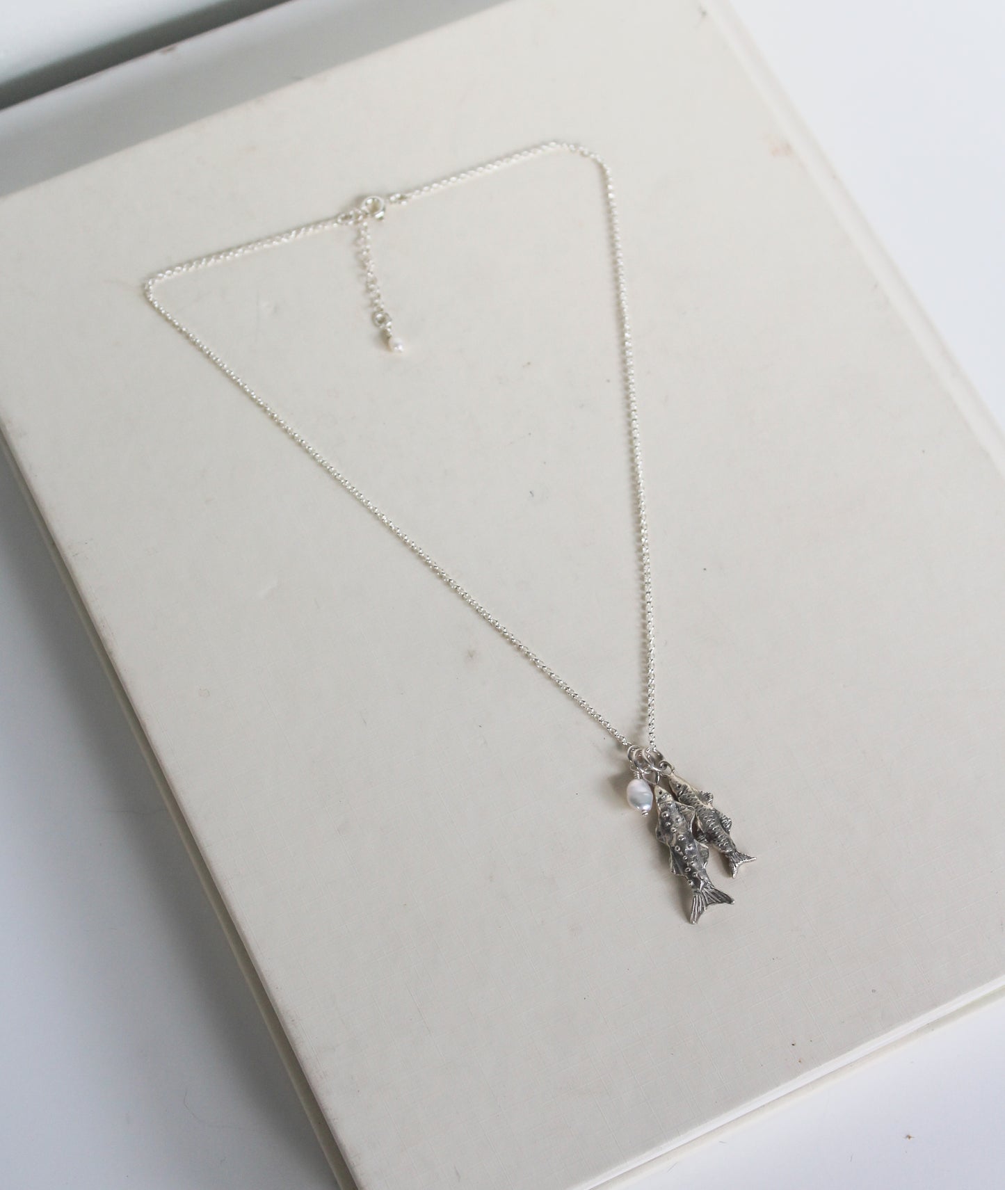 Bonded fishes necklace