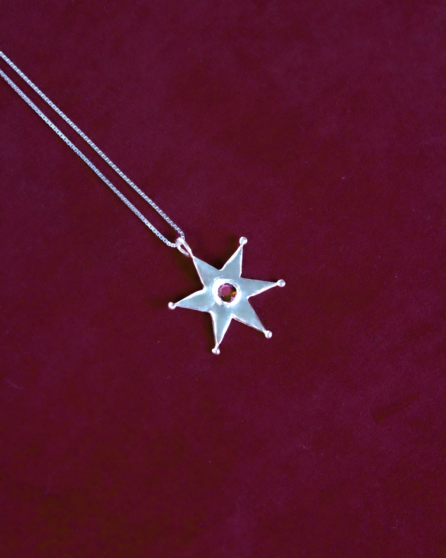 Stella grenat necklace