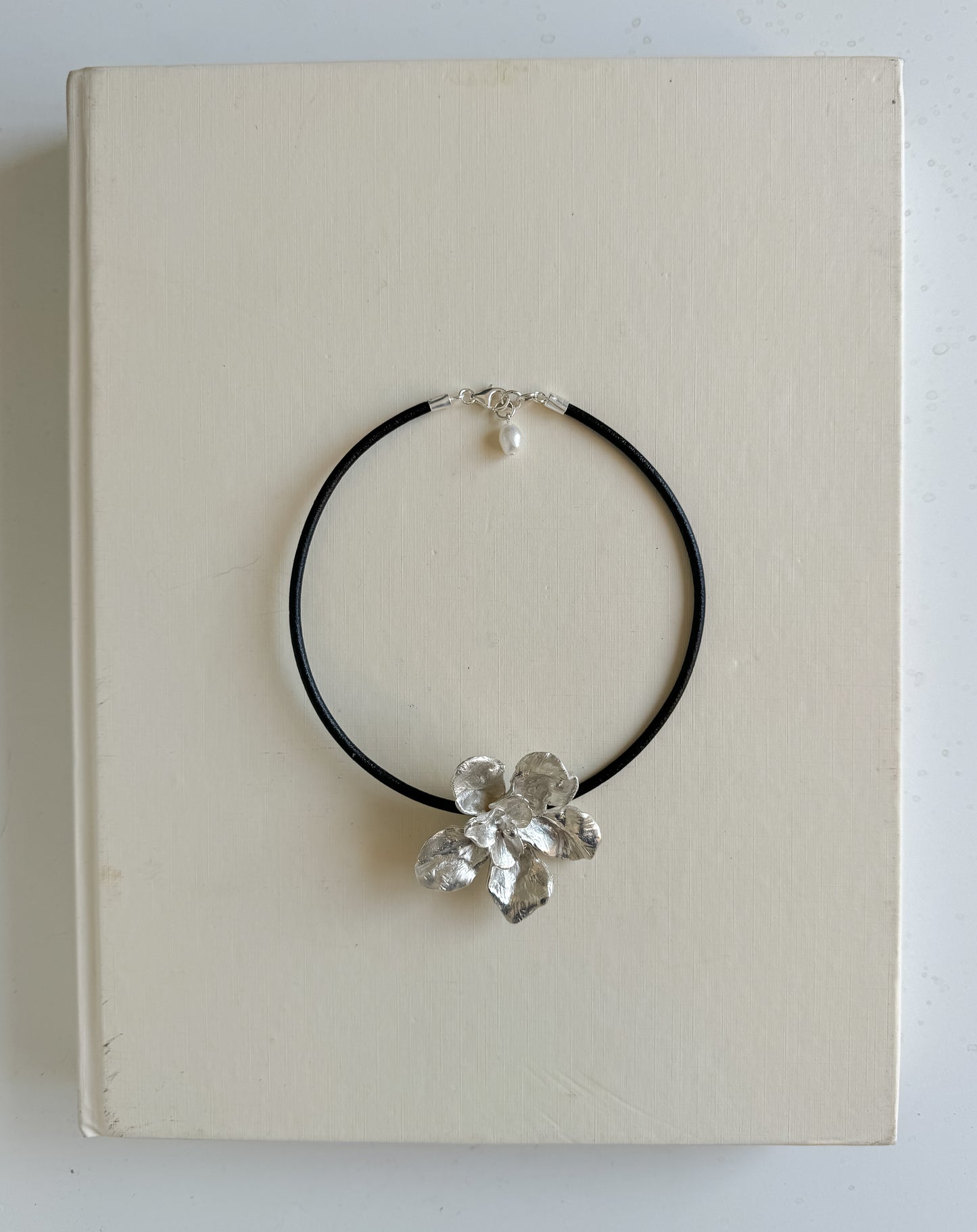 Flower choker