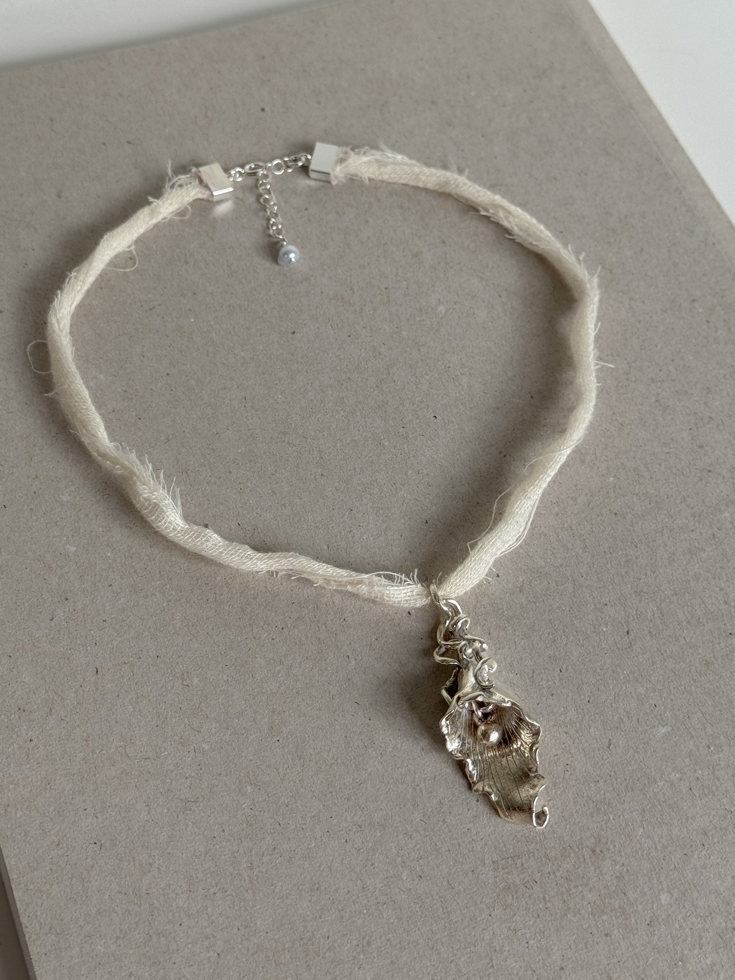 Calla lily cotton necklace [1/1]
