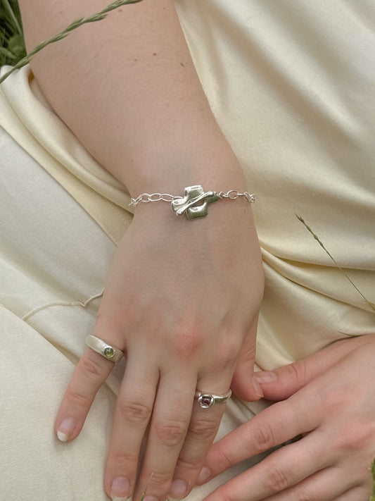 Quatrefoil latch bracelet