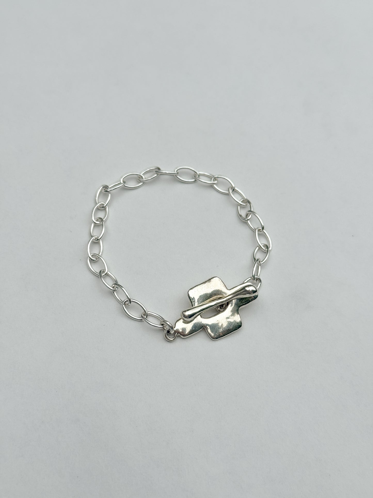 Quatrefoil latch bracelet