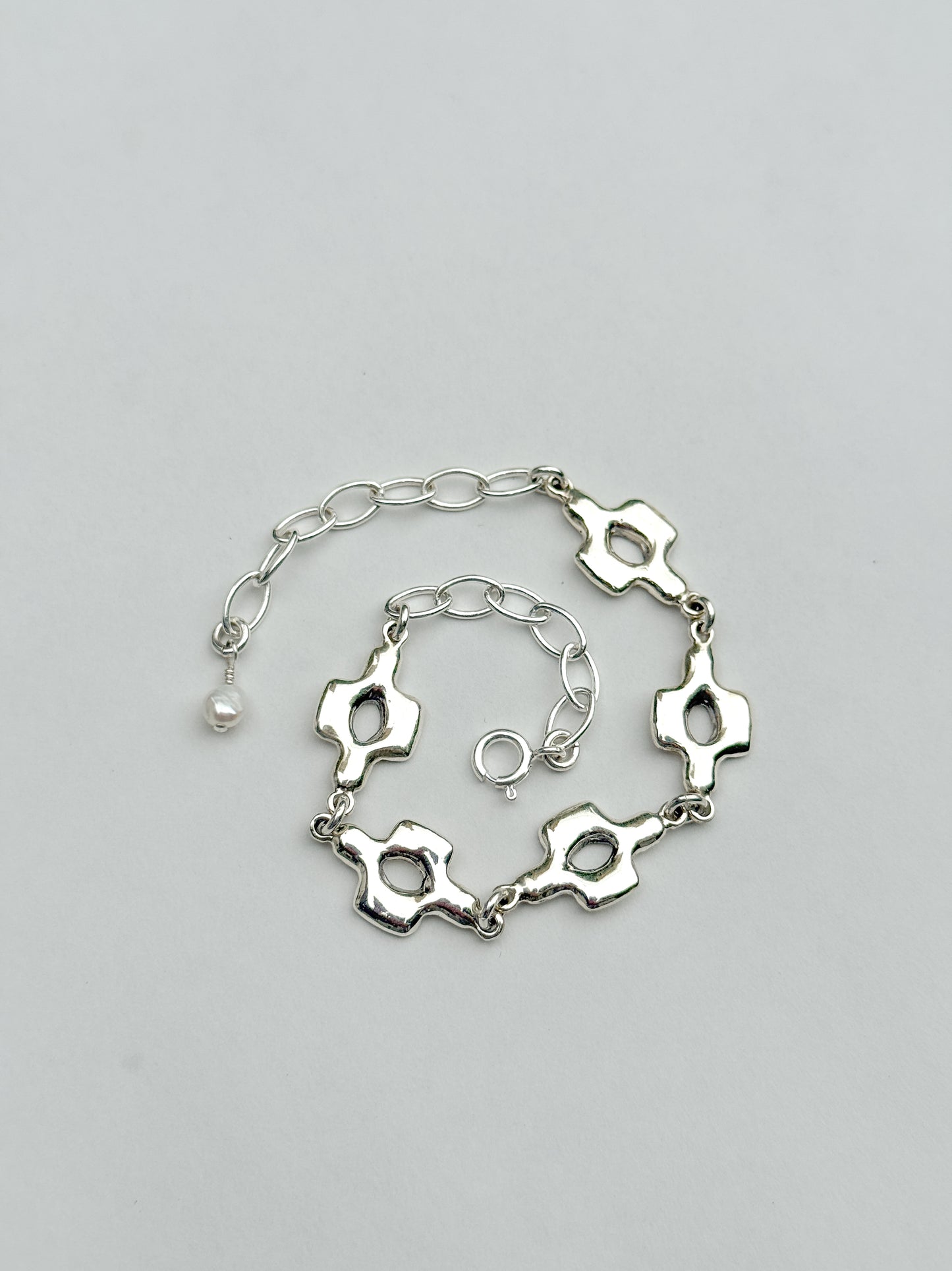 Quatrefoil link bracelet
