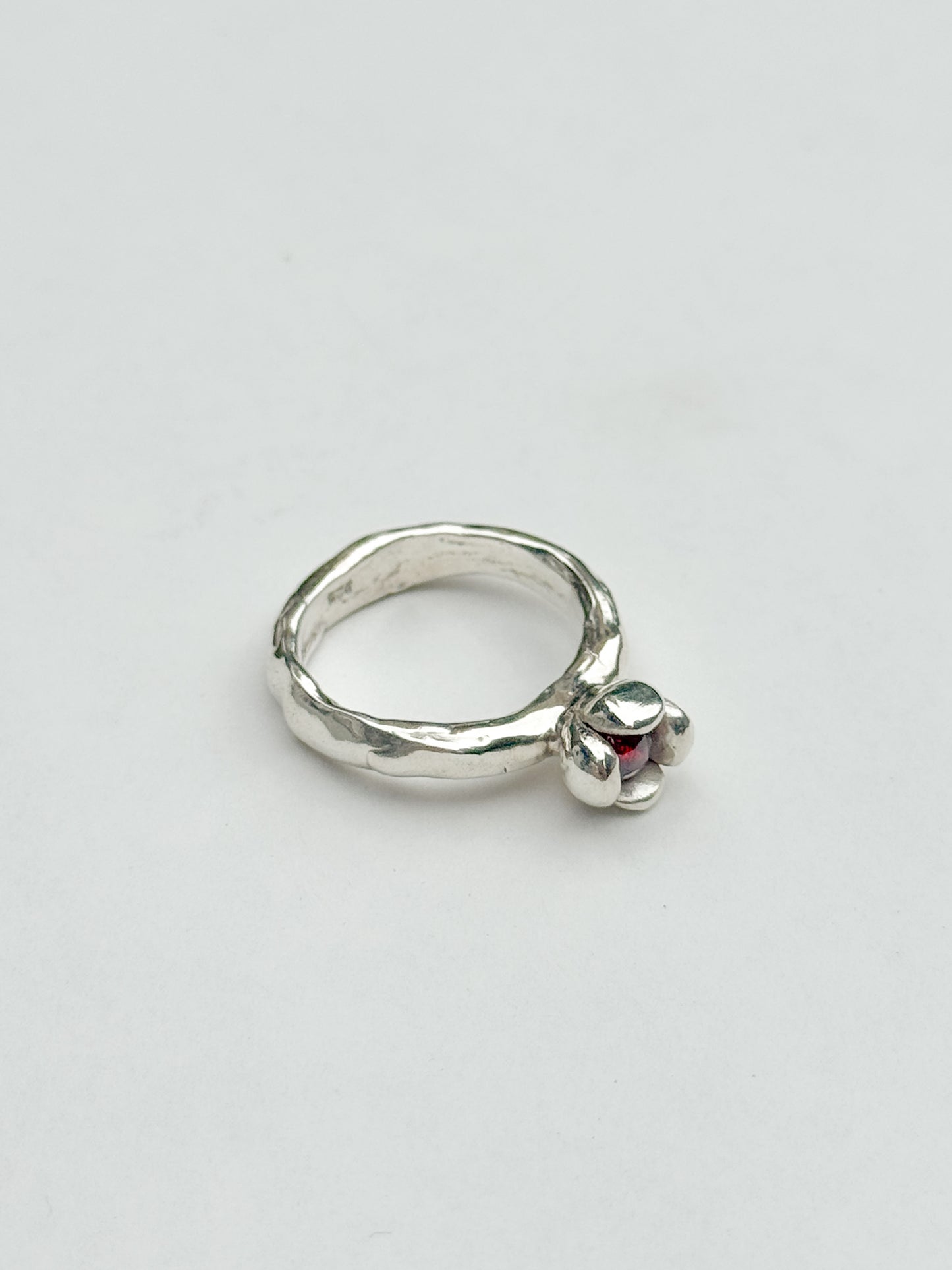 Red eyed flower ring [size 7.5] [1/1]