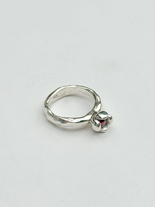 Red eyed flower ring [size 7.5] [1/1]