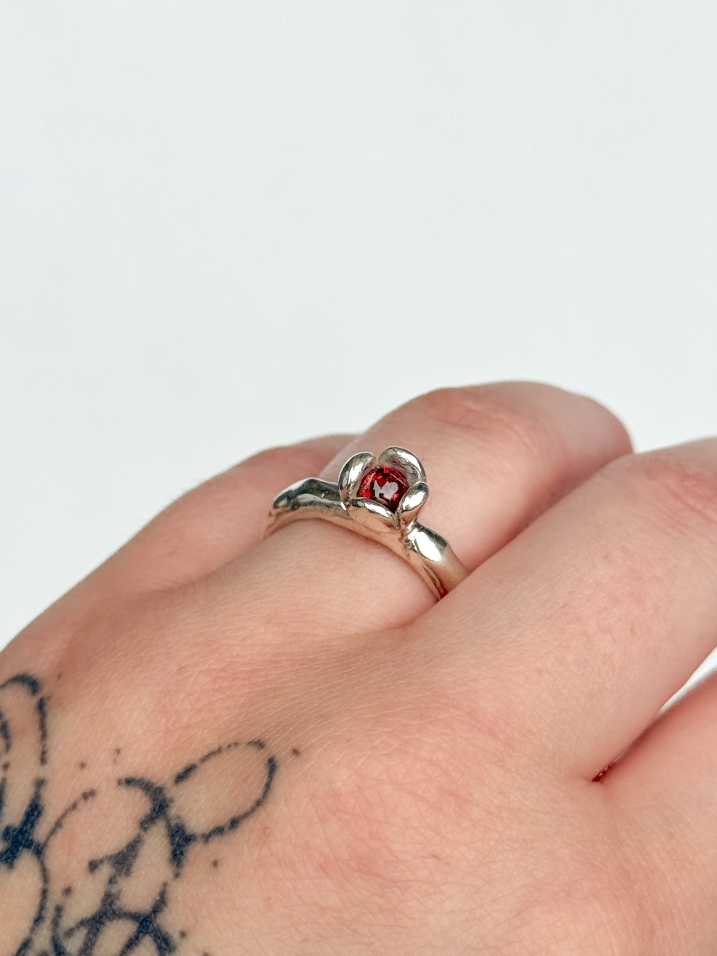 Red eyed flower ring [size 7.5] [1/1]
