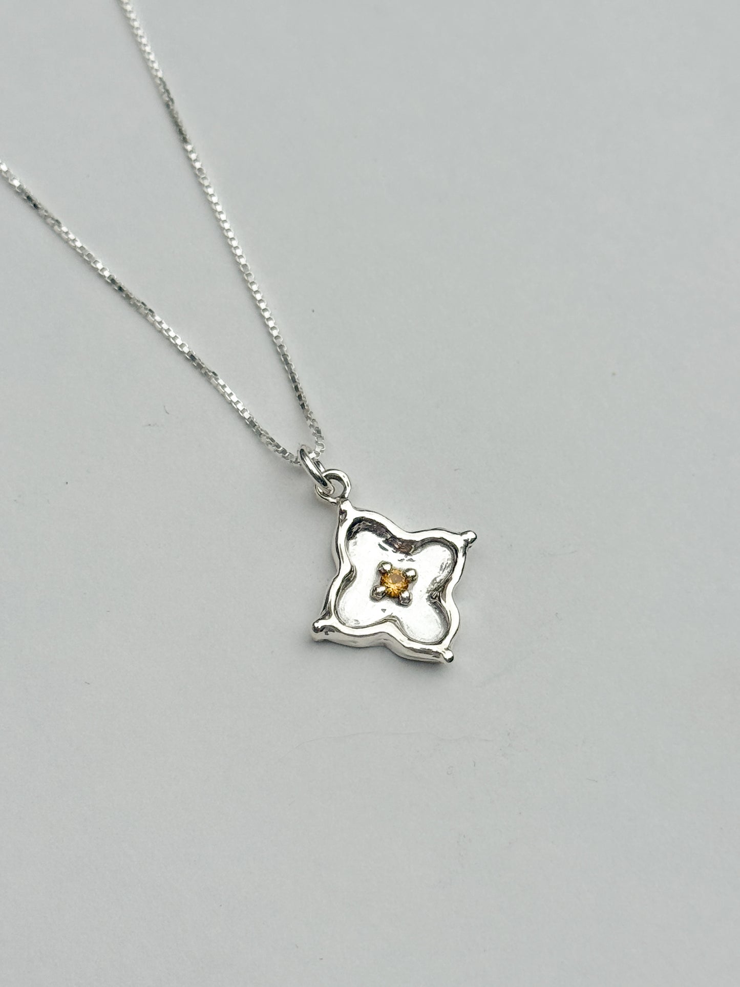 Daisy flower tile necklace