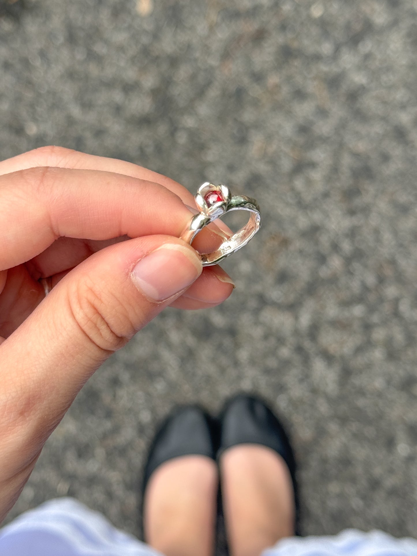 Red eyed flower ring [size 7.5] [1/1]