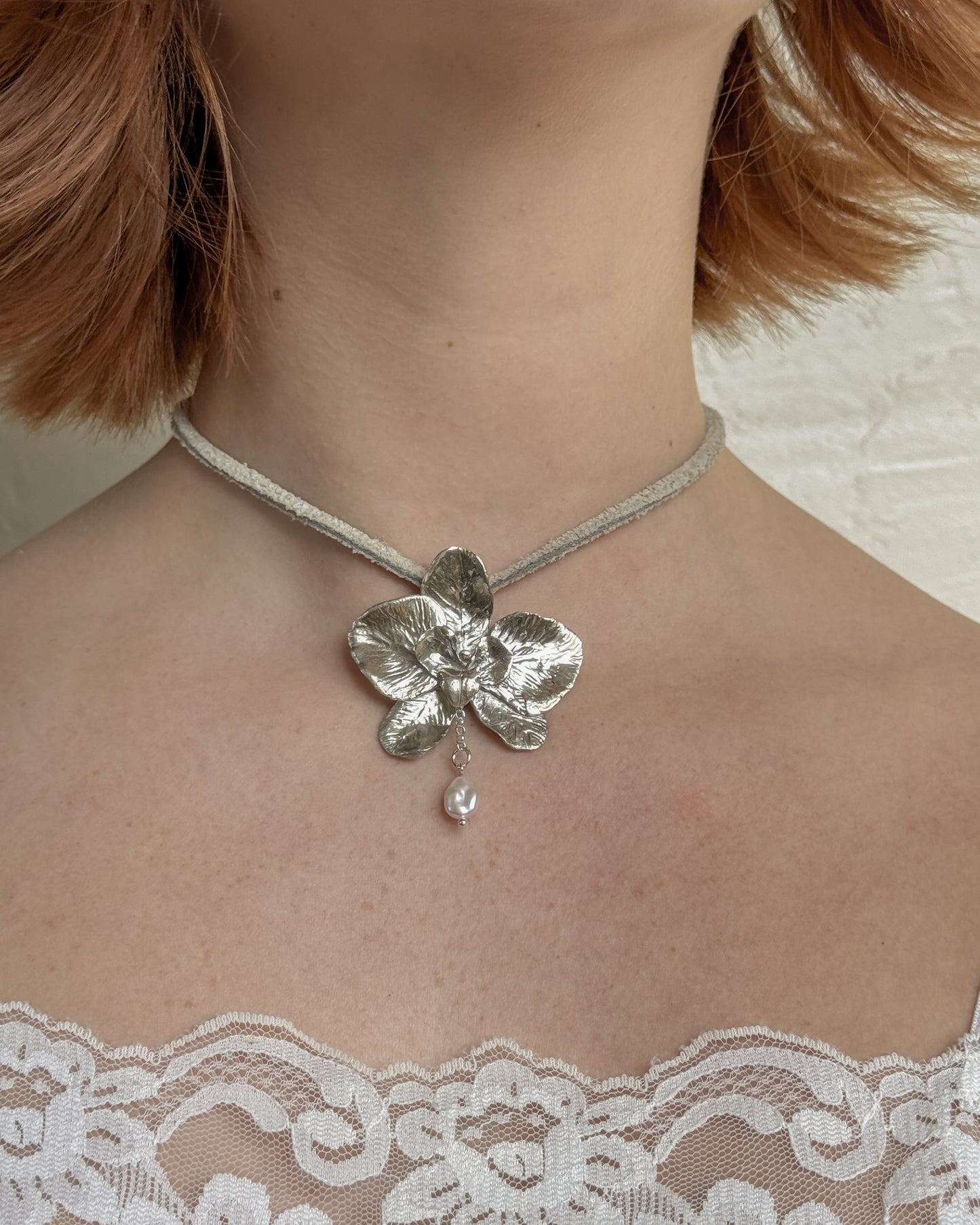 Orchid choker off white