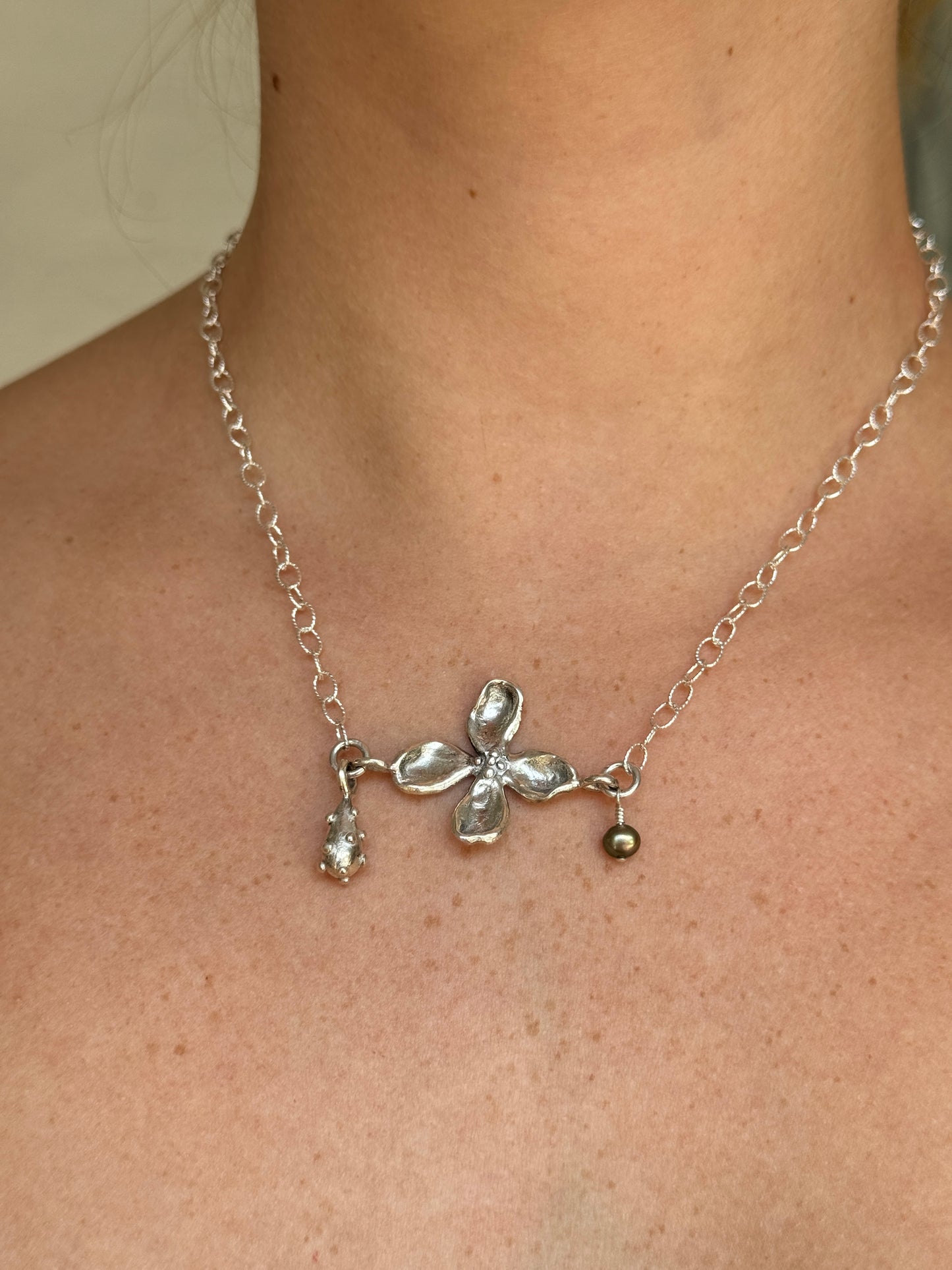 Petal necklace [green pearl]