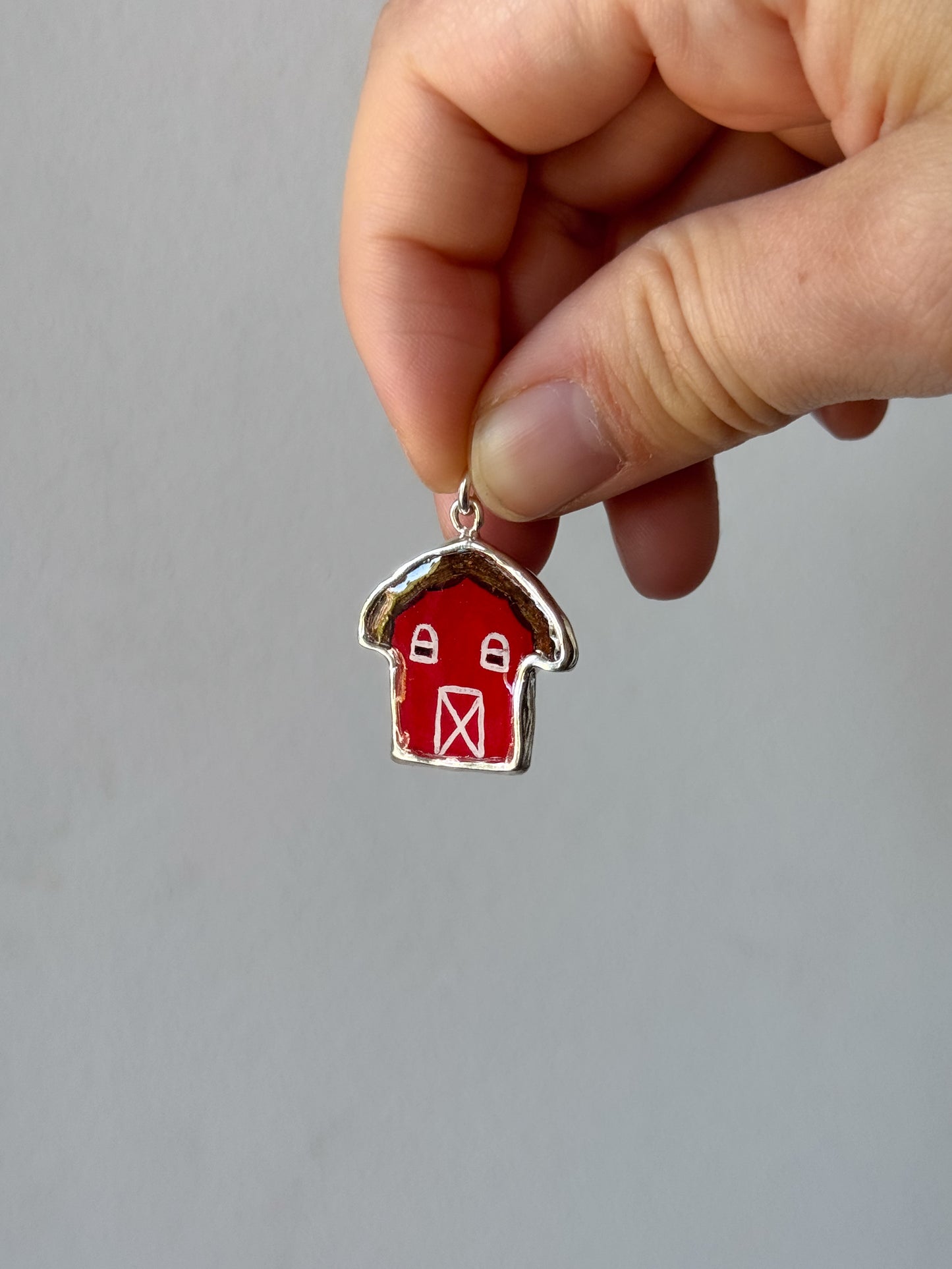 Red barn pendant 1/1