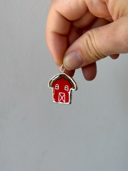Red barn pendant 1/1