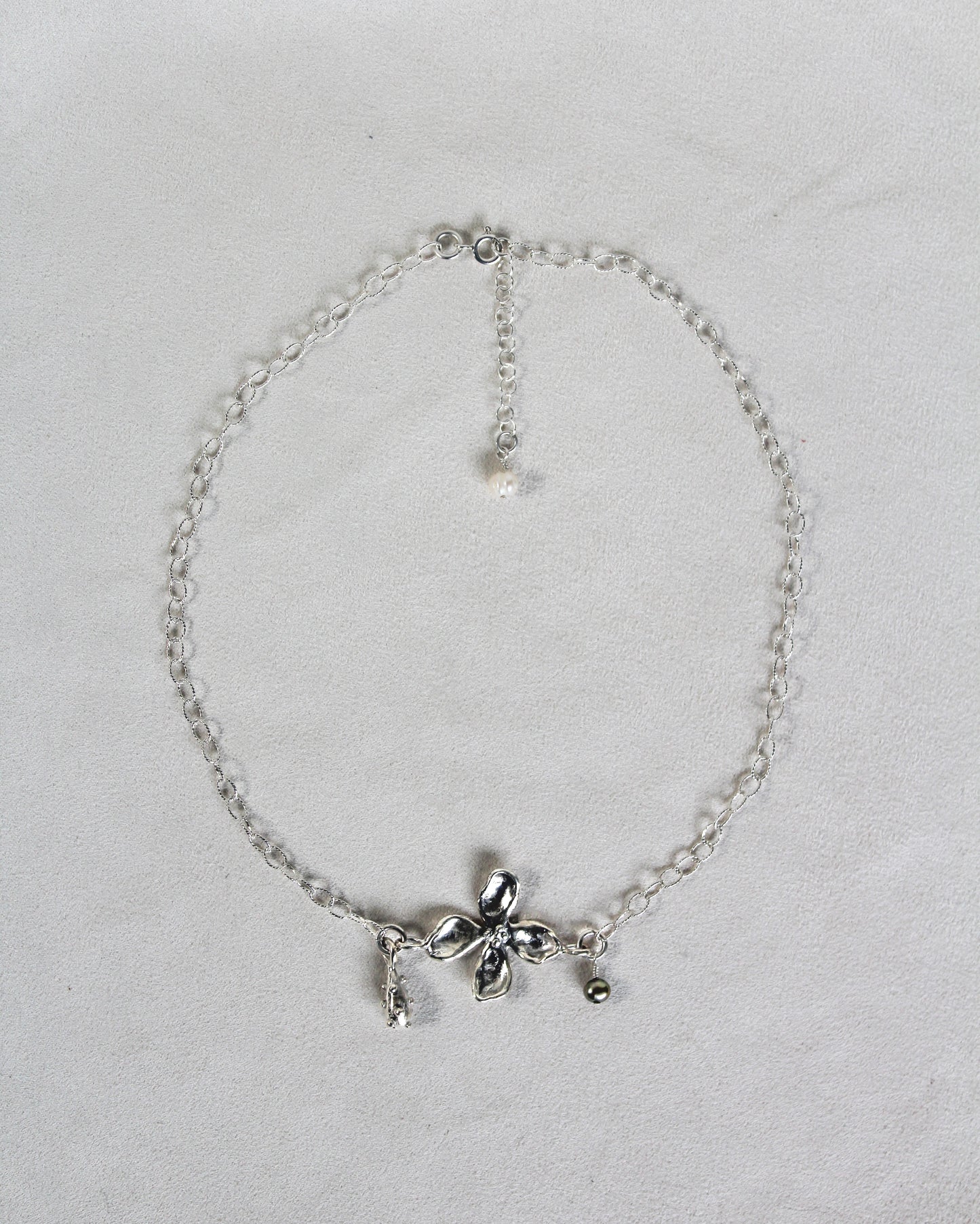 Petal necklace [green pearl]